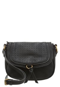 Svart strukturerad lädercrossbody-väska med perforerat lock, dekorativt frans och justerbar rem med mässingsdetaljer.