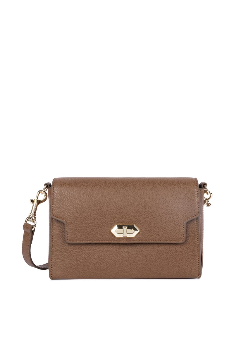 Borsa a mano in pelle marrone con una finitura testurizzata, chiusura in metallo dorato e tracolla removibile per indossarla a tracolla. Forma rettangolare.