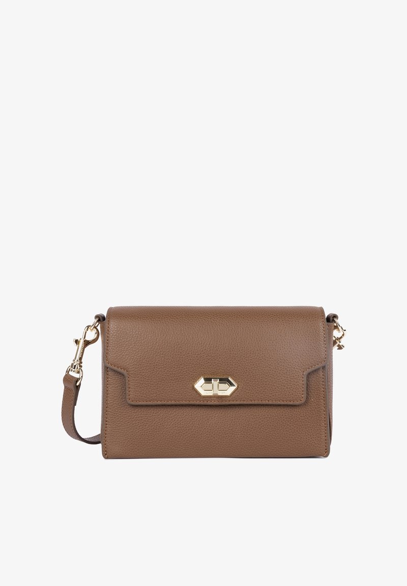 Borsa a mano in pelle marrone con una finitura testurizzata, chiusura in metallo dorato e tracolla removibile per indossarla a tracolla. Forma rettangolare.