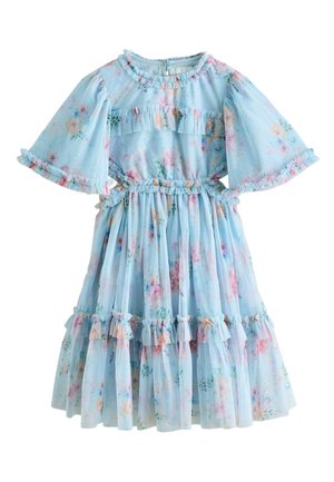 Hellblaues Blumenkleid mit gerafftem Besatz am Ausschnitt, an den Ärmeln, an der Taille und am mehrstufigen Rock, verziert mit pastellrosa und lila Blumen.