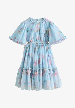 Rochie florală bleu deschis cu volane la decolteu, mâneci, talie și fustă în straturi, cu flori pastelate roz și mov.