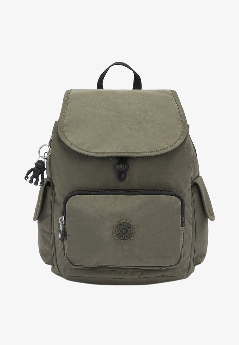 Khaki plecak z klapą, przednią kieszenią na zamek błyskawiczny i bocznymi kieszeniami. Posiada naszywkę z logo oraz brelok. Wykonany z trwałego materiału.