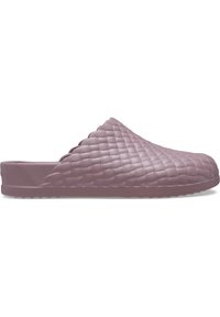 Mauve Clogs zum Hineinschlüpfen mit einem strukturierten, gesteppten Muster und gewellten Kanten. Hergestellt aus flexiblem Material mit einer flachen Sohle und ohne sichtbare Beschläge.
