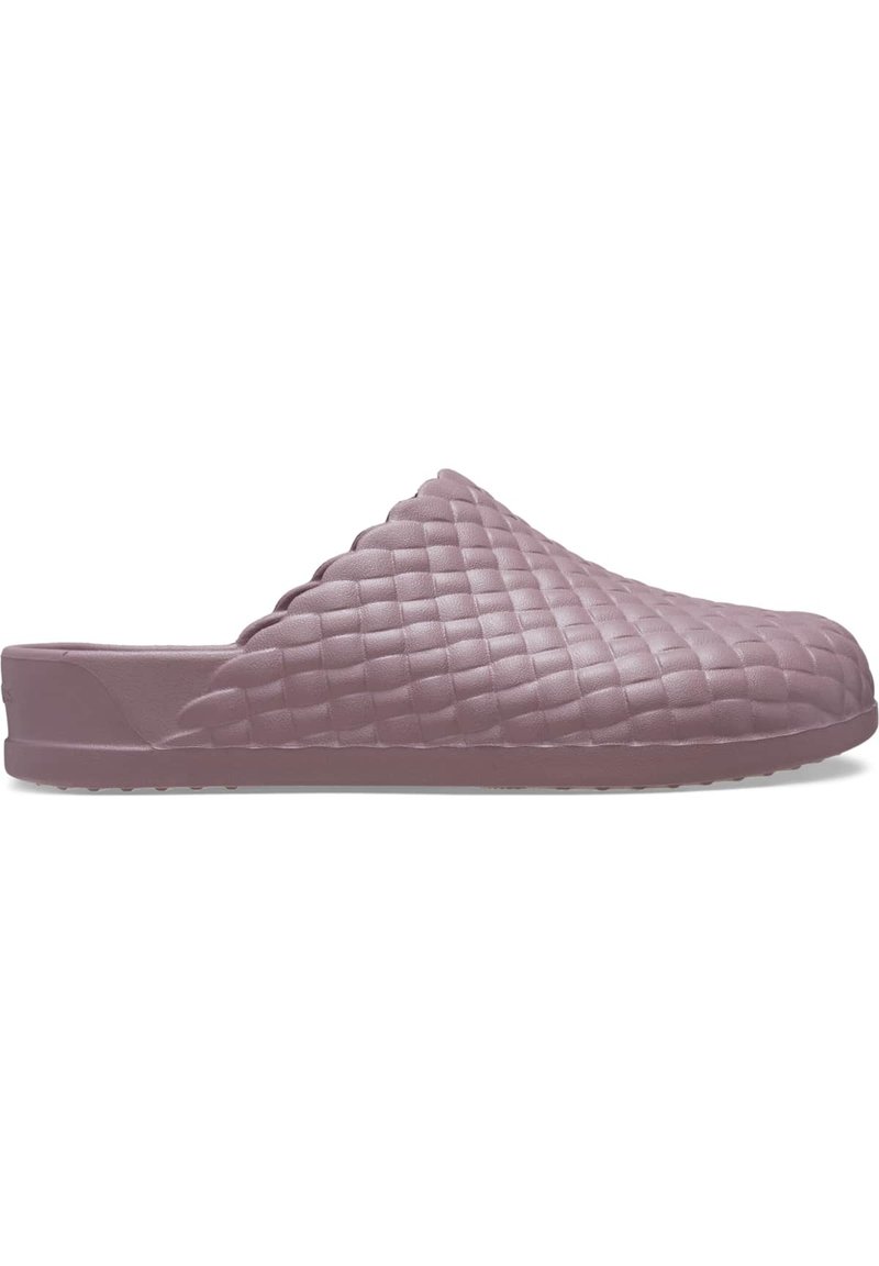 Mauve Clogs zum Hineinschlüpfen mit einem strukturierten, gesteppten Muster und gewellten Kanten. Hergestellt aus flexiblem Material mit einer flachen Sohle und ohne sichtbare Beschläge.