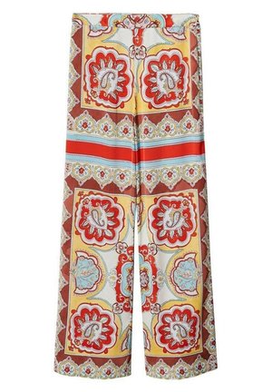 Wijde broek met ingewikkelde bloemen- en paisleypatronen in rood, geel, blauw en bruin, en horizontale gestreepte accenten.