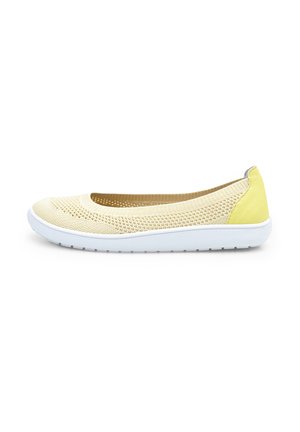 Ballerine in rete gialla chiara con superficie texture, parte superiore elastica e una copertura del tallone morbida gialla a contrasto. Suola bianca flessibile.