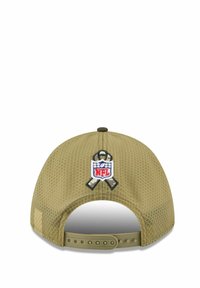 Khaki-Baseballcap mit einem strukturierten Mesh-Design, ausgestattet mit einem NFL-Logo-Patch und einem verstellbaren Kunststoffriemen auf der Rückseite.