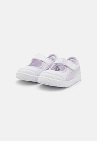 Bijele i svijetlopurple sportske cipele s Mary Jane dizajnom, mrežastim gornjim dijelom, podesivim remenom i gumenim potplatom. Imaju detalj s logotipom sa strane.