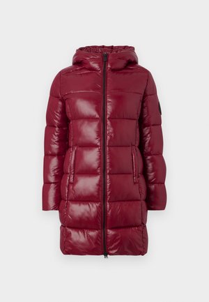 Ilgas bordo spalvos paminkštintas žiemos paltas su gobtuvu, priekyje su užtrauktuku, dviem šoninėmis kišenėmis ir siuvinėjimo raštu priešais paprastą fono spalvą.