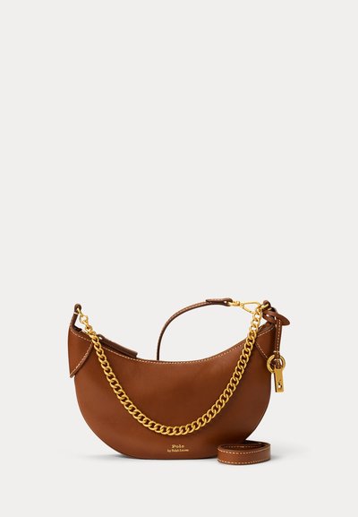Barna bőrből készült félhold alakú kézitáska arany láncos pánttal, plusz bőrpánttal és a Polo by Ralph Lauren márkajelzéssel az elején.