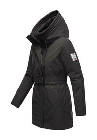 Sort vandtæt parka-jakke med en quilted hætte, justerbart taljebælte, sidelommer og et dekorativt mærke på venstre ærme.
