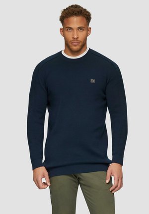 Navyblauwe trui in een textuurgebreide stof, met een ronde halslijn en geribde manchetten, voorzien van een kleine logo-accent op de borst.