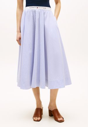 Blå- og hvidstribet midinederdel med elastisk Tommy Hilfiger taljebånd, båret med brune, hælede åbne lædermules.