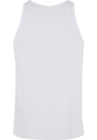 Hvit singlet i ribbestrikket stoff, med rund hals og ermeless design. Baksiden er glatt uten mønster eller dekorasjoner.