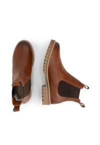 Bruine leren Chelsea-boots met elastische zijpanelen en beige rubberen zolen, getoond vanuit een boven- en zijaanzicht op een witte achtergrond.