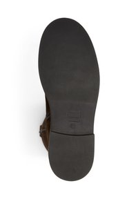 Bottine en daim marron avec une semelle en caoutchouc noir texturé, fermeture éclair sur le côté et un petit logo près du talon. Taille 37 indiquée.
