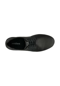 Scarpa in pelle nera con punta rotonda, design con lacci e texture sottile. Presenta una soletta imbottita con il logo "wojas" all'interno.