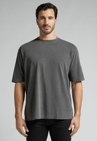 Szara, krótko-slekwa koszulka z miękkiej bawełny, z okrągłym dekoltem i luźnym krojem. Gładka tekstura z minimalnymi detalami.