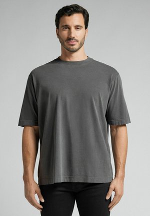 Grijze, korte mouwen t-shirt gemaakt van zacht katoen, met een ronde hals en een ontspannen pasvorm. Soepele textuur met minimale details.