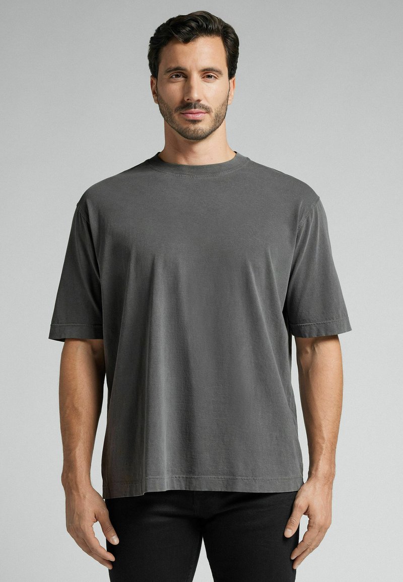 Szara, krótko-slekwa koszulka z miękkiej bawełny, z okrągłym dekoltem i luźnym krojem. Gładka tekstura z minimalnymi detalami.