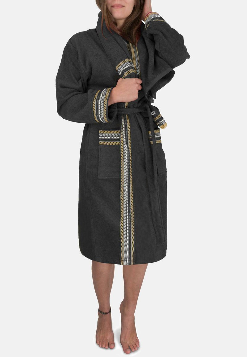 Karbon-grauer Bademantel aus einem strukturierten Stoff, mit goldenen und silbernen Akzenten entlang der vorderen Leiste und Manschetten. Beinhaltet zwei vordere Taschen.