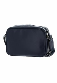 Borsa a tracolla rettangolare blu navy realizzata in materiale sintetico liscio, dotata di chiusura con zip, tracolla regolabile e dettagli hardware minimi.