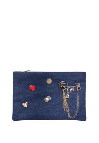 Pochette en denim de couleur bleu foncé, ornée d'accents dorés, de charms décoratifs et d'épingles en émail en forme de cœur et de pique. Fermeture éclair.