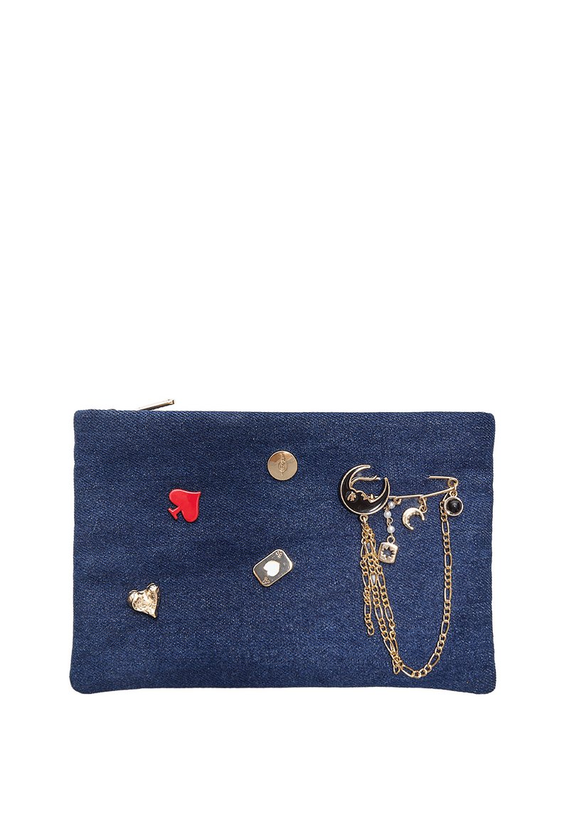 Pochette en denim de couleur bleu foncé, ornée d'accents dorés, de charms décoratifs et d'épingles en émail en forme de cœur et de pique. Fermeture éclair.