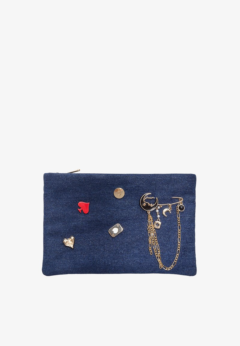Pochette en denim de couleur bleu foncé, ornée d'accents dorés, de charms décoratifs et d'épingles en émail en forme de cœur et de pique. Fermeture éclair.