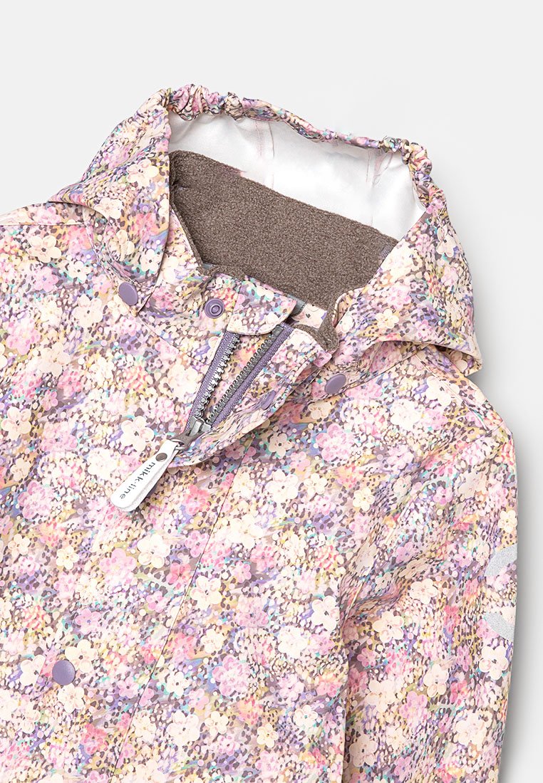 Kinderjacke mit Blumenmuster, Kapuze, braunem Fleece-Futter, Frontreißverschluss und Druckknopfverschluss.