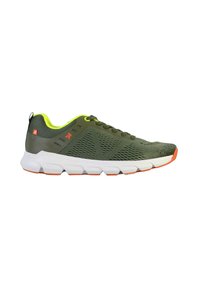 Scarpe sportive verdi con una tomaia in rete, dettagli riflettenti, soletta bianca e accenti arancioni sulla suola e sulla punta. Design leggero.