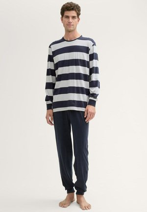 Chemise à manches longues rayée en marine et gris, associée à un pantalon marine foncé. Matériau en coton, coupe décontractée, poignets côtelés et taille côtelée.