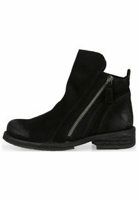 Botas negras de tobillo de ante que cuentan con una cremallera lateral y una puntera redondeada. La suela es plana con un acabado texturizado y un aspecto de madera.