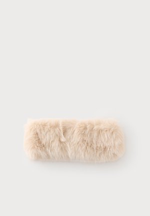 Barrette rectangulaire beige en fausse fourrure douce avec texture pelucheuse sur un fond uni clair.