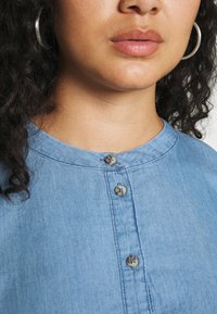 Mamalicious Curve MLSTINA LIA WOVEN TUNIC - Blusa - light blue/chambray