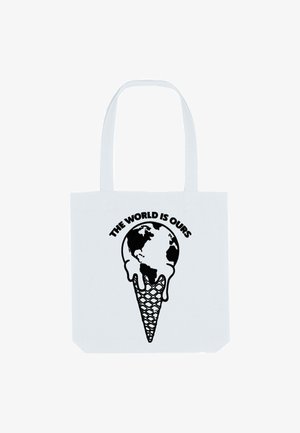 Witte tote bag met zwarte afbeelding van de aarde die smelt als een bolletje ijs op een hoorntje, met de tekst erboven "DE WERELD IS VAN ONS."