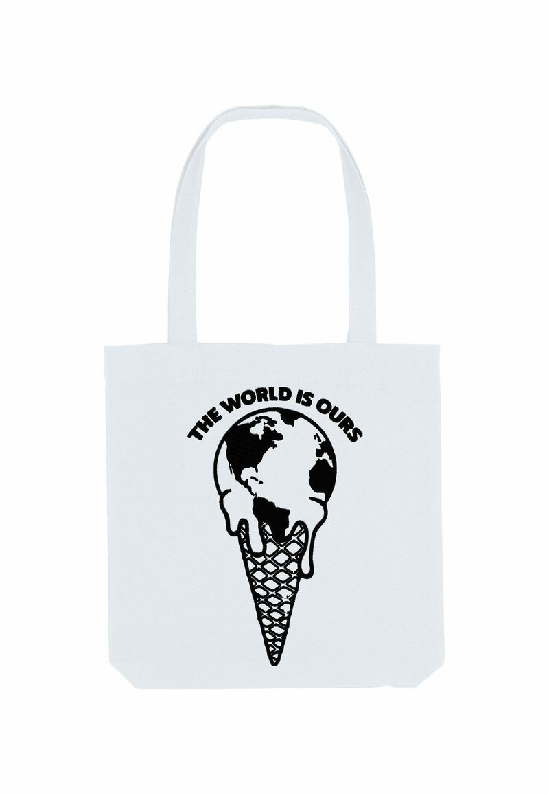 Witte tote bag met zwarte afbeelding van de aarde die smelt als een bolletje ijs op een hoorntje, met de tekst erboven "DE WERELD IS VAN ONS."