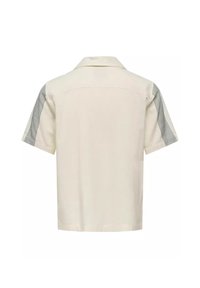 Camisa corta de mangas con cuello y detalles en contraste de patrón a cuadros en los hombros. Textura de tela suave.