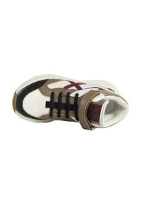 Zapatilla alta con un diseño en blanco, marrón y negro. Materiales de malla y sintético, cordones prominentes y una correa de velcro en el tobillo.