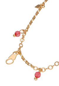 Guldkædearmbånd med røde krystalperler og en gylden hummerlås, med vekslende led og en glat, skinnende overflade.