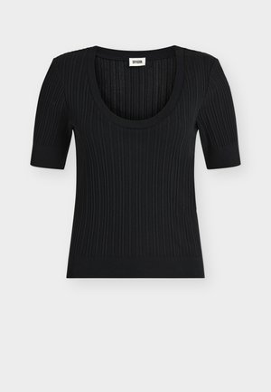 Czarny prążkowany sweter z krótkim rękawem, dekoltem w łódkę i dopasowanym krojem, z metką DRYKORN przy dekolcie.