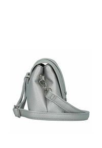 Sac en cuir gris avec une surface texturée, un dessus arrondi et une sangle ajustable. Doté d'un fermoir métallique et d'une doublure intérieure lisse.