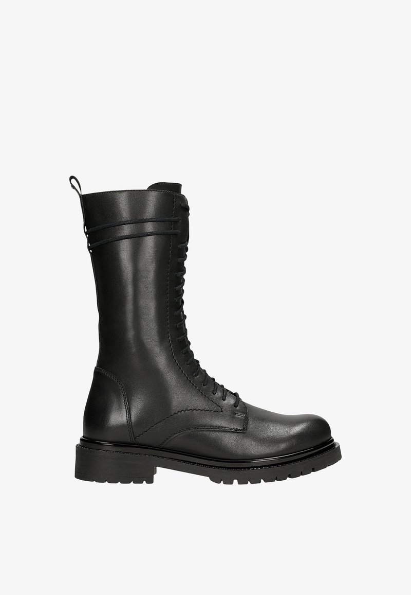 Černé kožené bojové boty s vysokým svrškem, šněrováním na přední straně a texturovaným povrchem. Vyznačují se robustní gumovou podrážkou a poutkem pro snadné obutí.