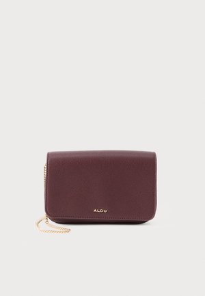 Petit sac bandoulière en cuir bordeaux avec chaîne dorée et logo ALDO sur le rabat avant, sur fond blanc.