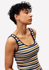 Gestreepte tanktop in verschillende kleuren, waaronder geel, blauw en roze, met een ronde halslijn en smalle bandjes. Zachte gebreide textuur.