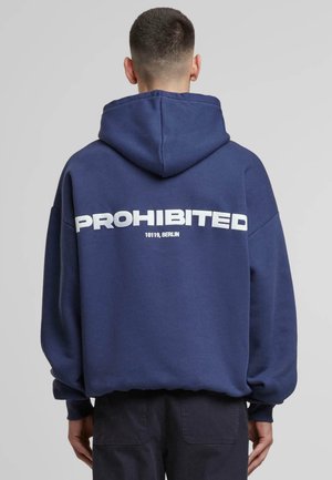 Navyblauwe hoodie met grote witte tekst "PROHIBITED" en "10119, BERLIN" eronder. Voorzien van een capuchon met trekkoord en elastische manchetten.