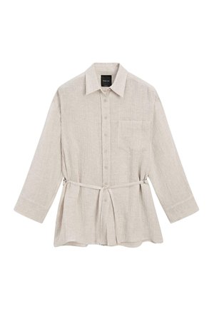 Lichtbeige overhemd met lange mouwen, knoopsluiting, borstzak en tailleceintuur, gemaakt van textuurstof.