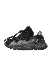 Czarne i szare sneakersy z plamkowaną grubą podeszwą, teksturowaną cholewką z dzianiny, sznurówkami z regulacją typu toggle oraz z marką "Flower Mountain" na boku i pięcie.