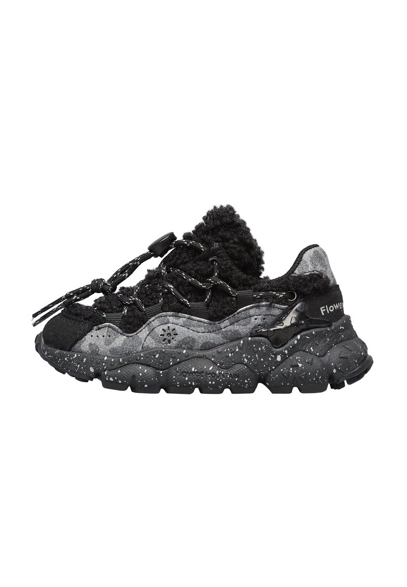 Sneaker nera e grigia con suola spessa variegata, tomaia in maglia testurizzata, lacci a toggle e marchio "Flower Mountain" sul lato e sul tallone.