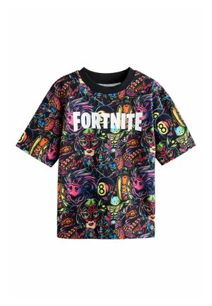 Crna majica s kratkim rukavima s kolorističnim, detaljnim grafičkim printom s likovima i dizajnom iz Fortnita. Bijeli tekst "FORTNITE" smješten je u središtu.